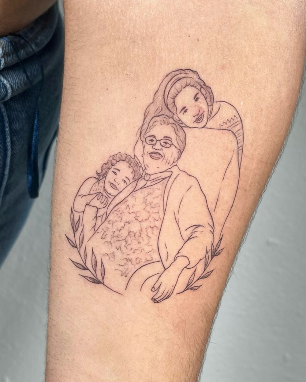 Retrato familiar en línea fina con ramas de olivo en el antebrazo