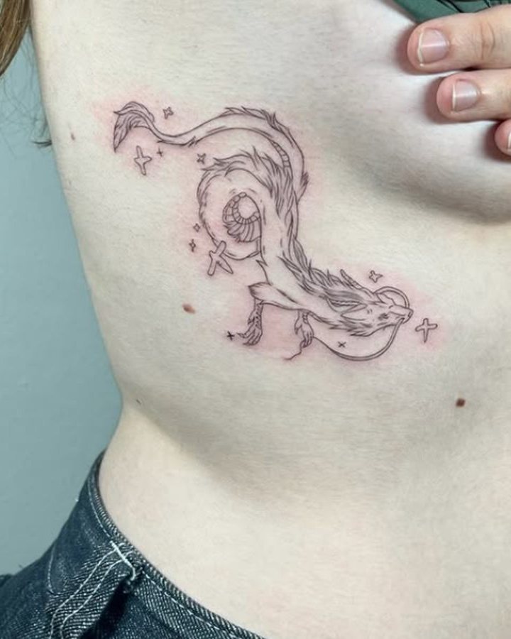 Tatuaje de un dragón en el costado, en línea fina