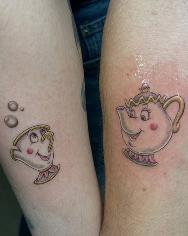 Tatuajes a color a juego de la tetera y la taza de La Bella y la Bestia
