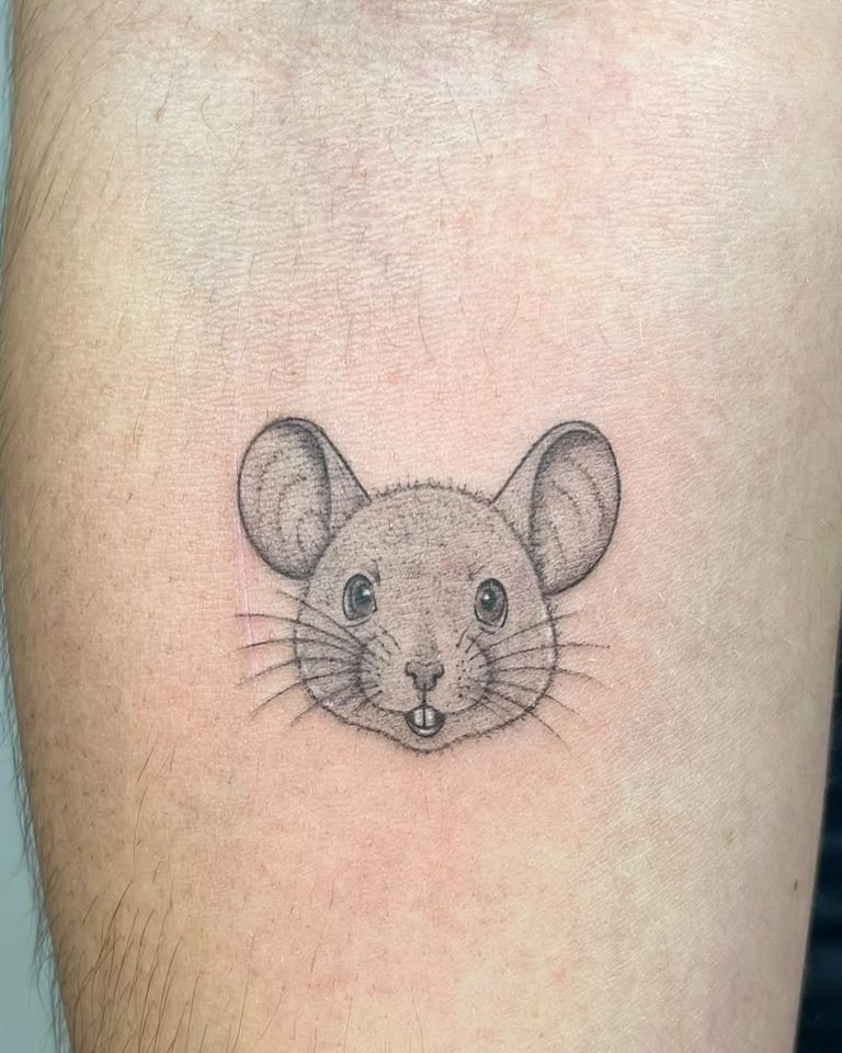 Cara de un ratón en microrealismo en el antebrazo