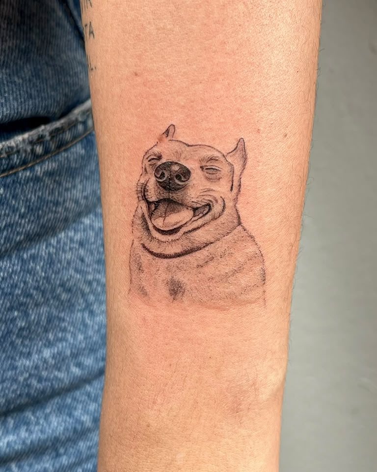 Retrato de microrealismo de un perro sonriendo en el antebrazo