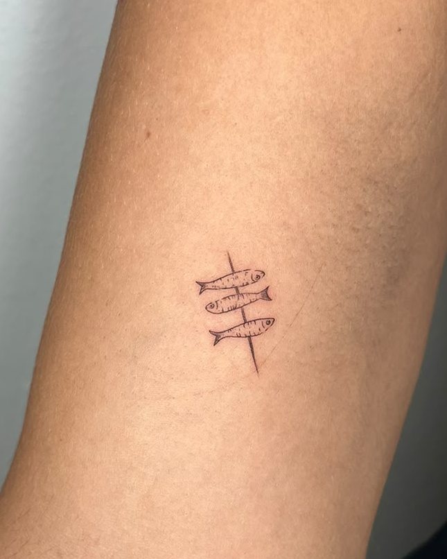 Tatuaje minimalista muy pequeño en el antebrazo