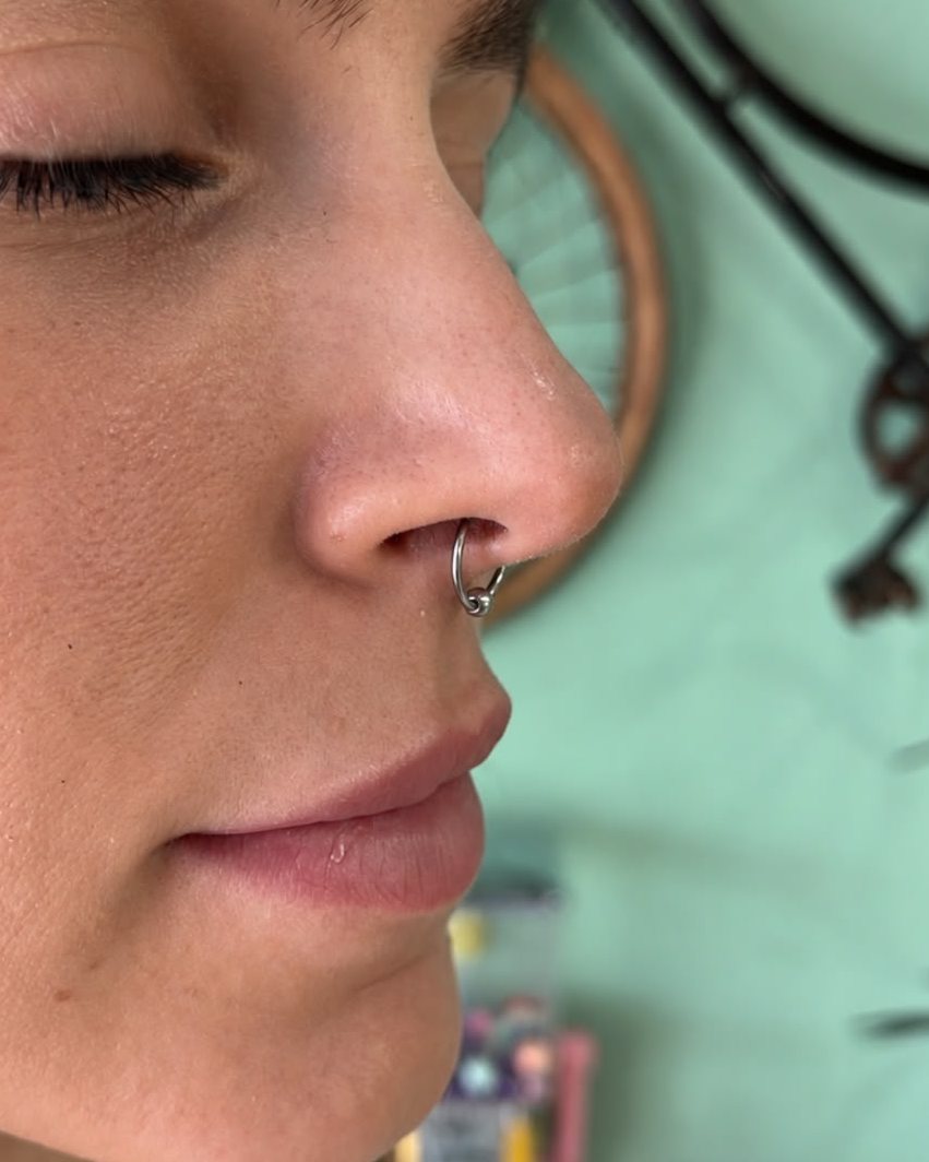 Piercing en el septum con un aro fino